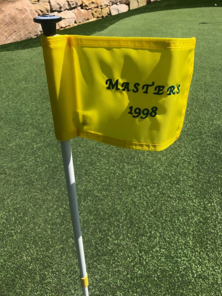 customflagformarkomearasprivatesyntheticgrassbackyardgolf