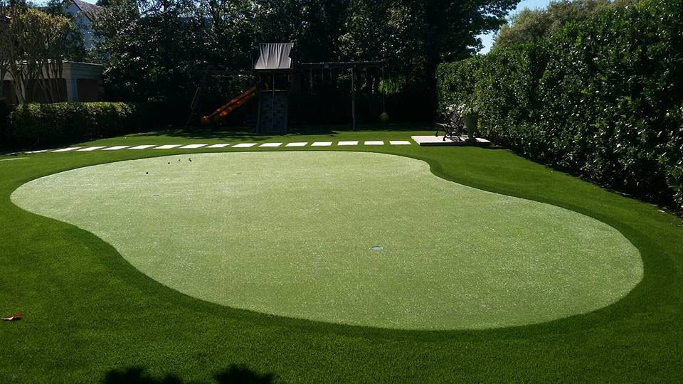 backyard-artificial-grass-putting-green