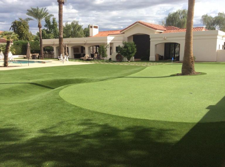 backyard-with-golf-green-artificial-grass
